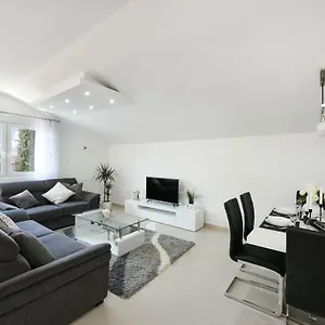 Apartman Monika - Private Terrace & Parking, Zadar